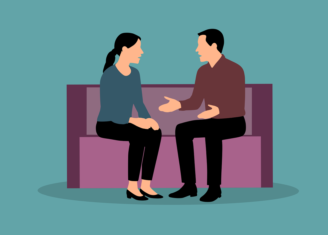 一男一女正坐在沙發上談話