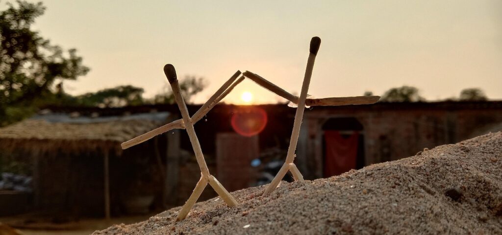 兩根火柴人在夕陽下
