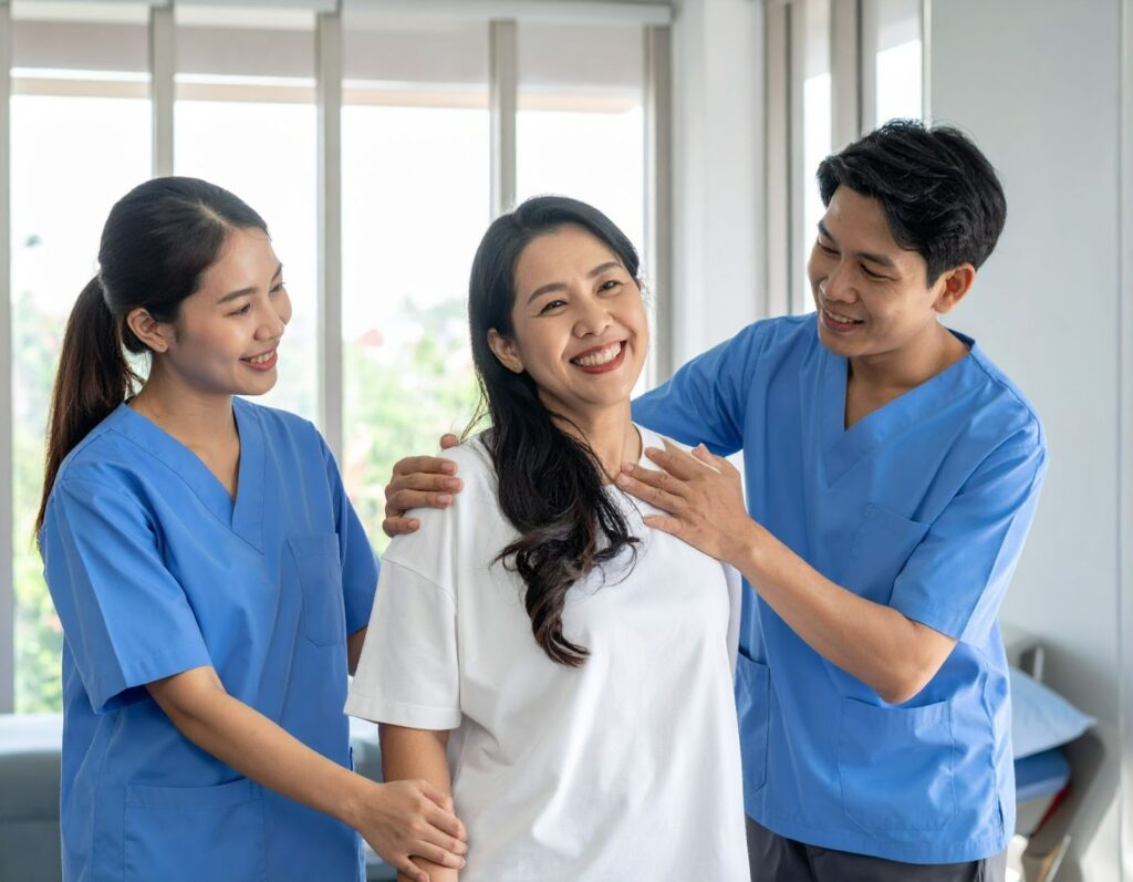 物理治療師教導頸椎壓迫舒緩動作，示範安全姿勢