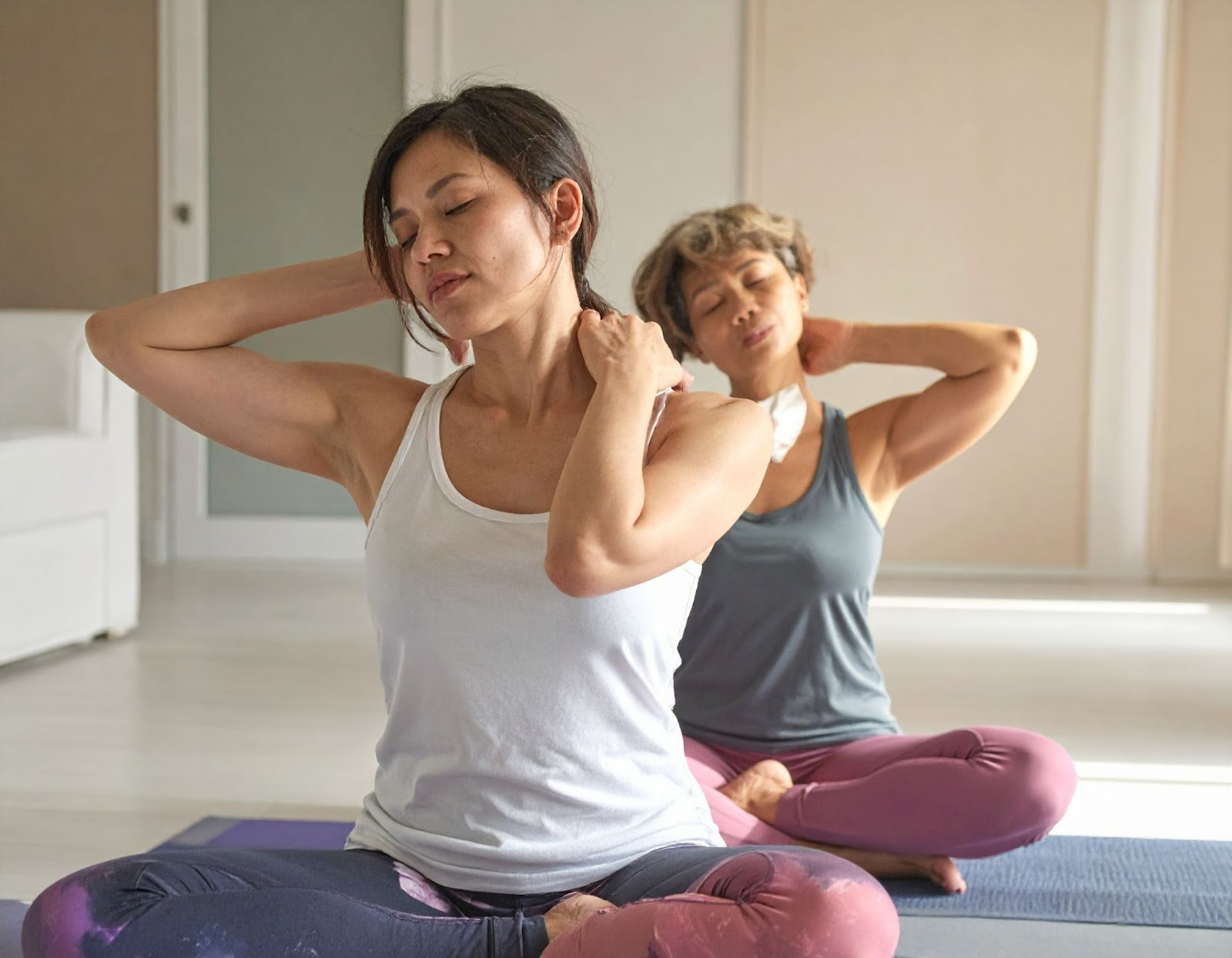 女性在瑜伽墊上進行頸椎伸展運動，改善手麻與頸部僵硬