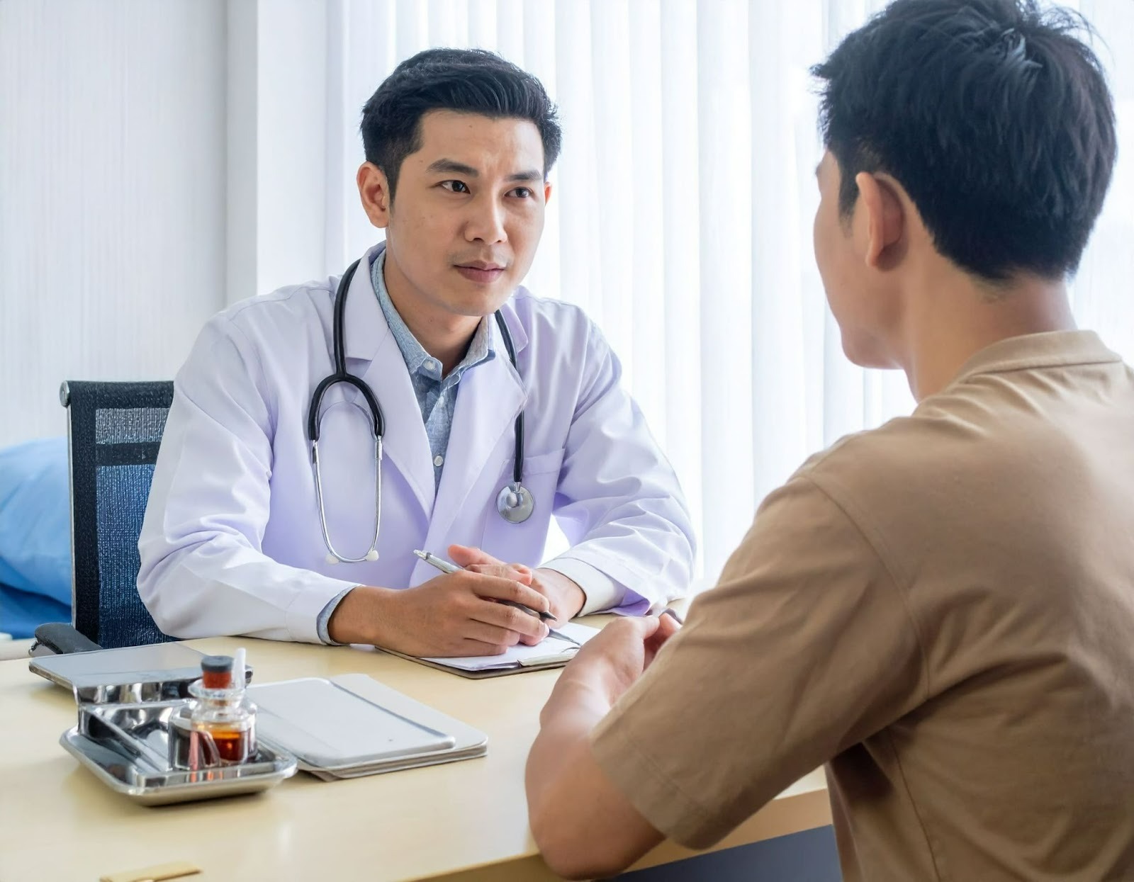 診間中患者神情緊張詢問醫師