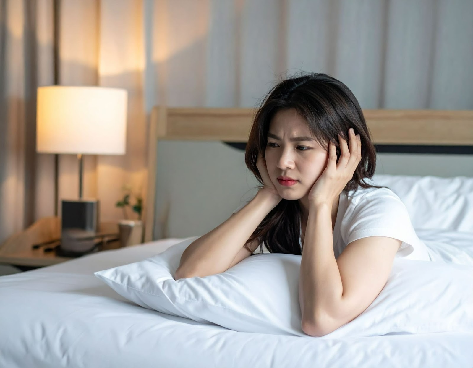 夜深房間安靜時，躺在床上卻被持續耳鳴干擾，表情不適