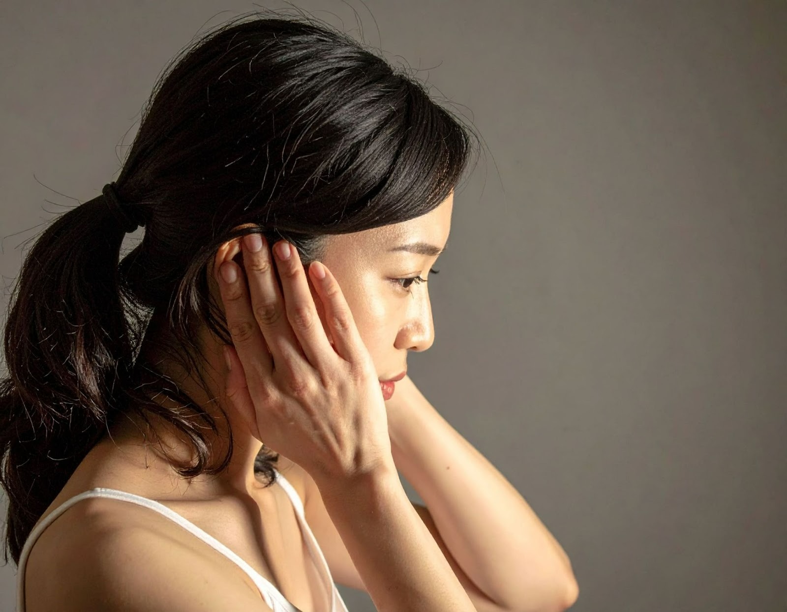 女子晚上出現耳悶不適