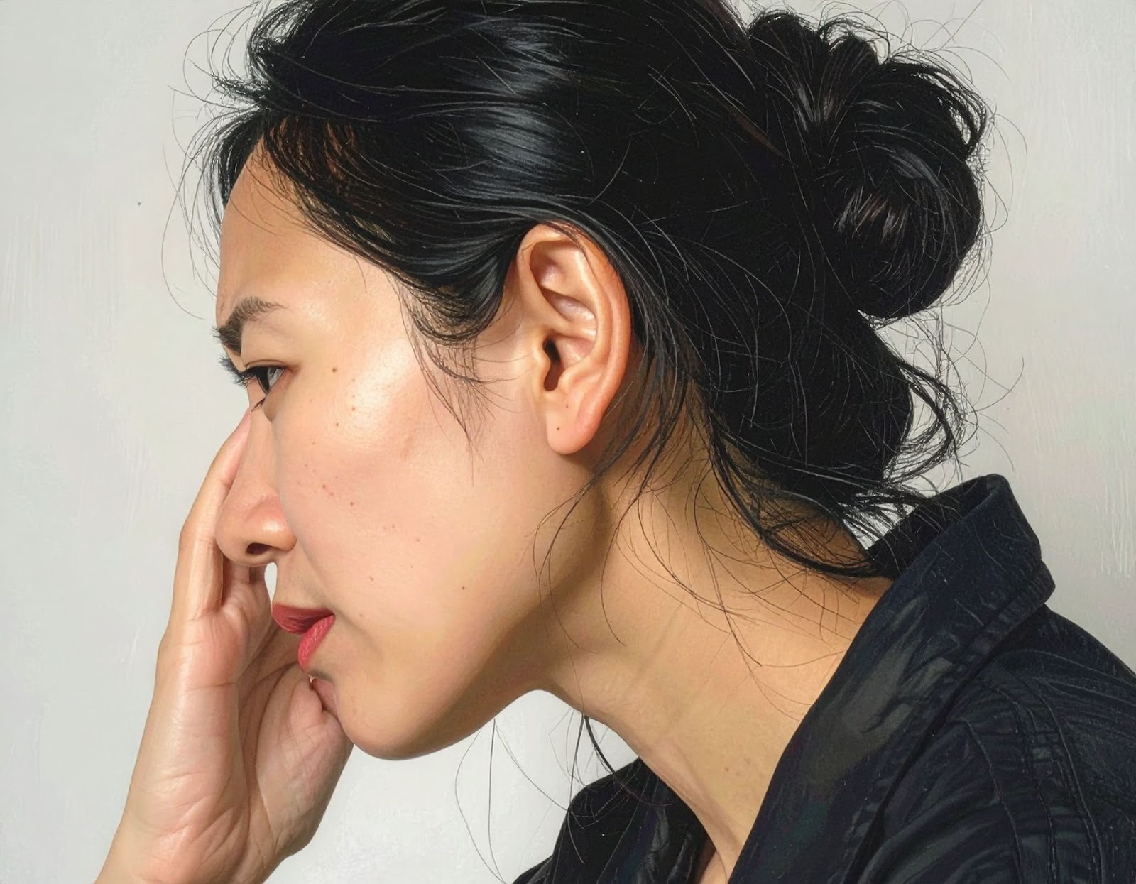女子在安靜房間中扶著耳朵感到不適