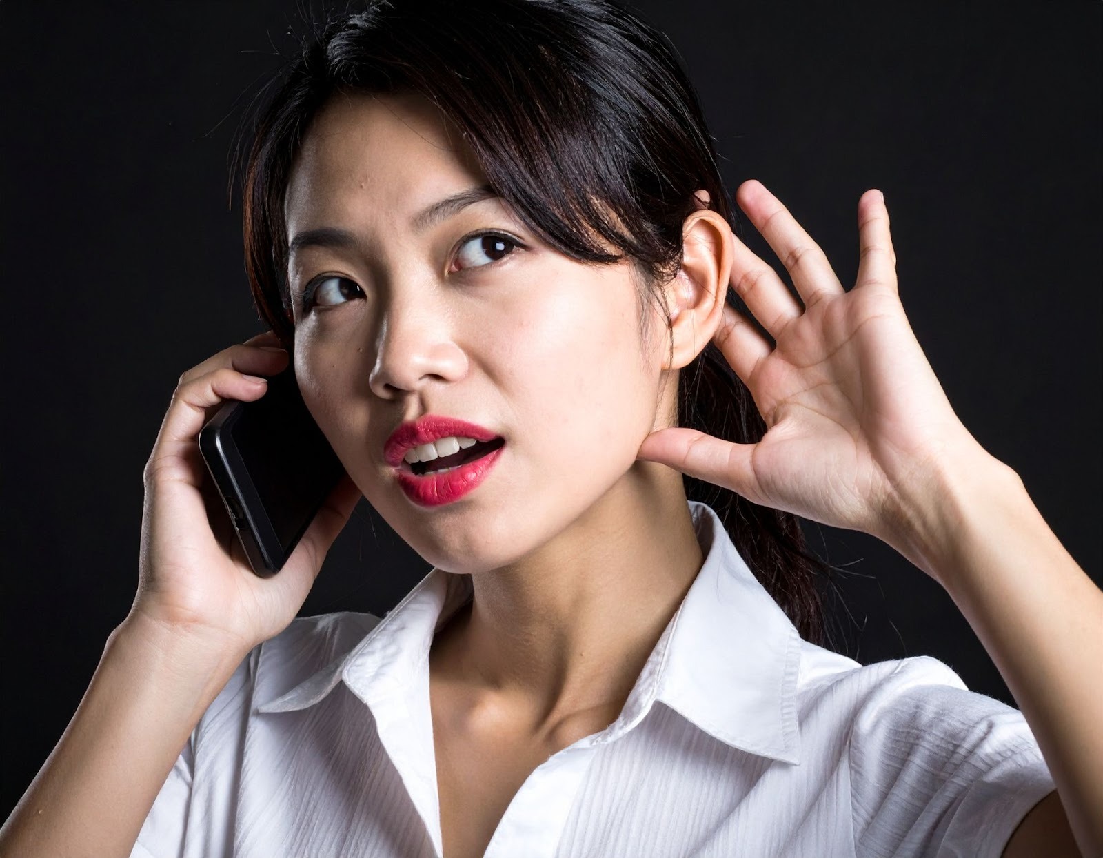 女性（亞洲人）在電話中聽不到聲音