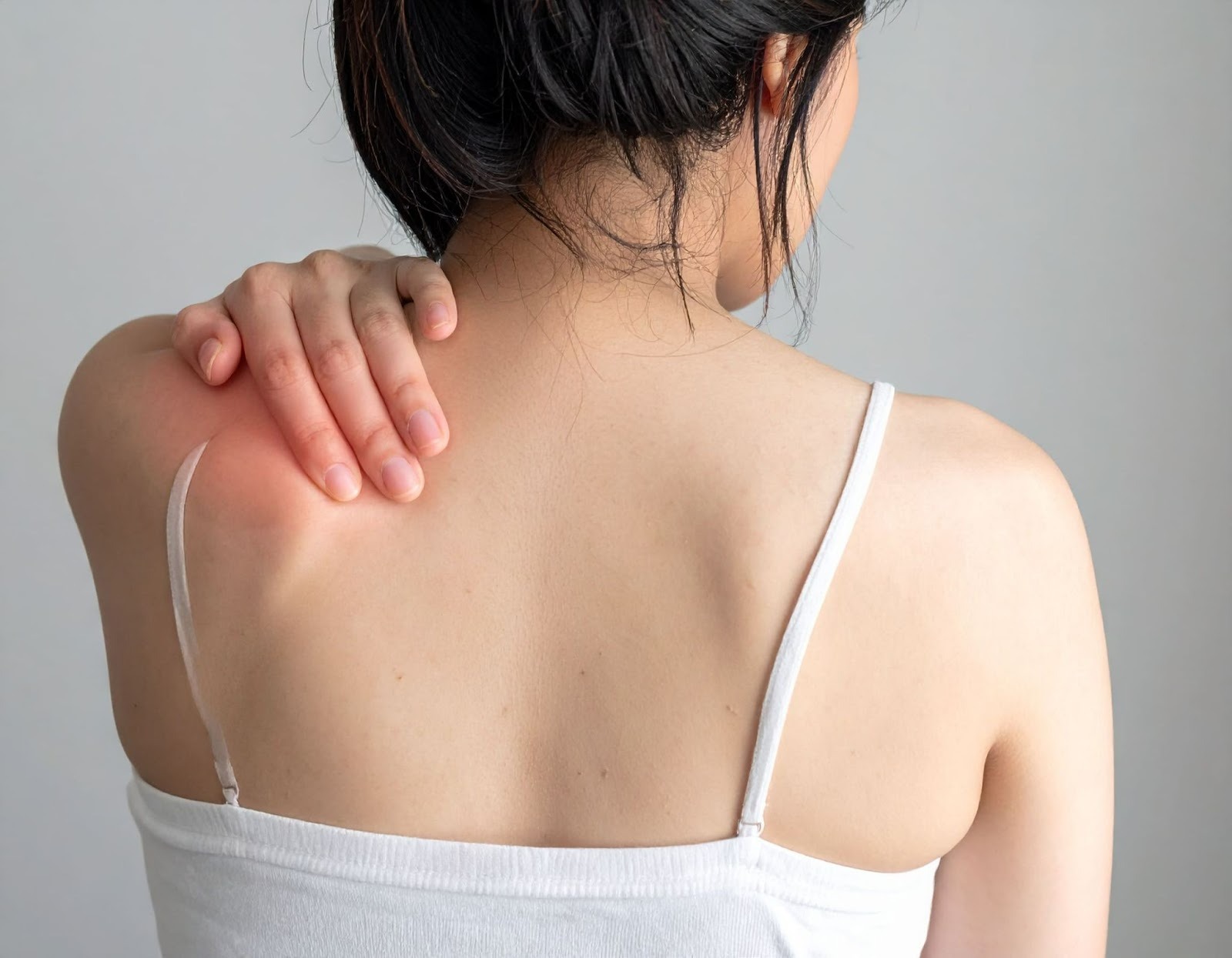 女性（亞洲人）抬肩膀時困難表情疼痛