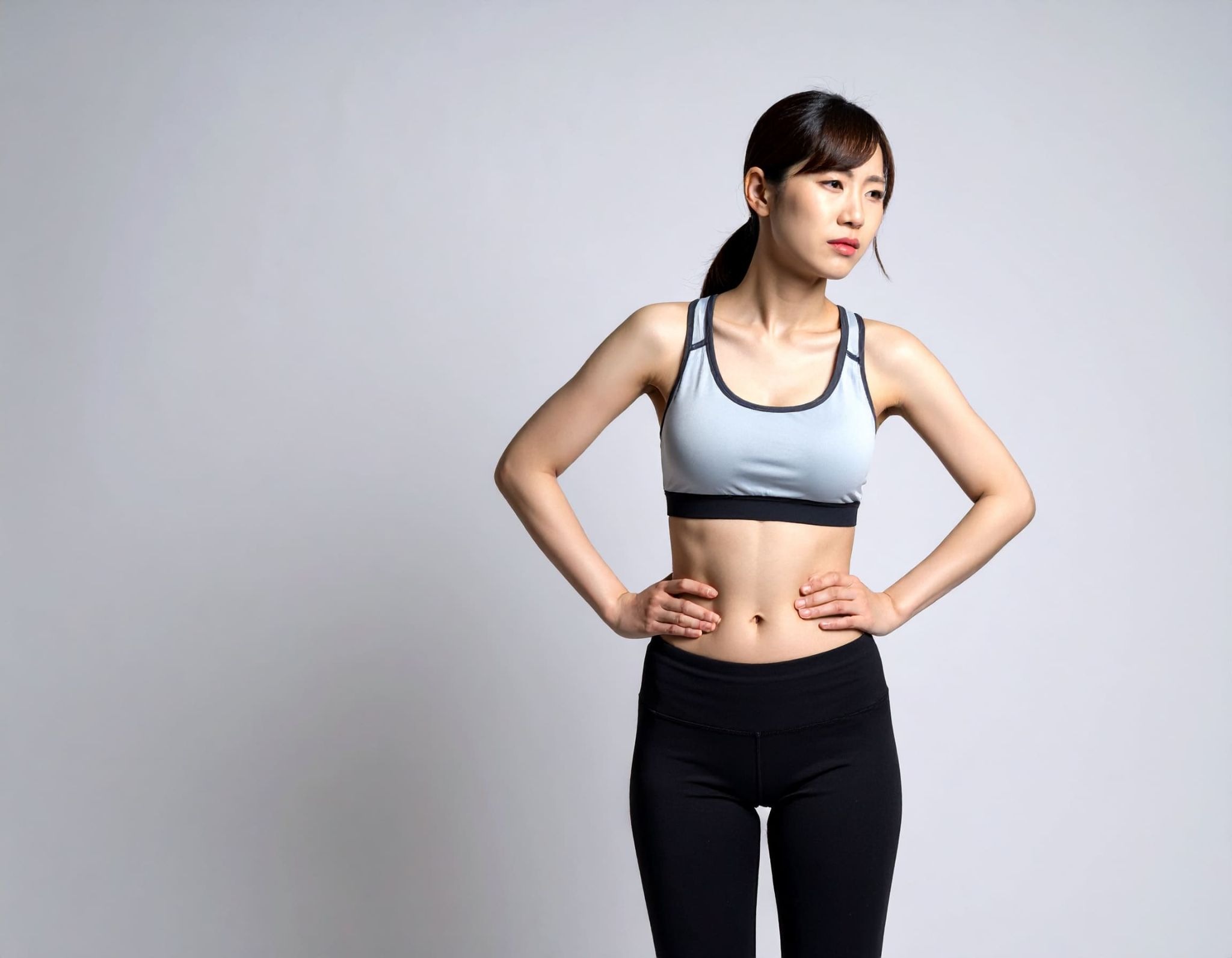 女子（亞洲人）站立時腰部不適表情疲憊
